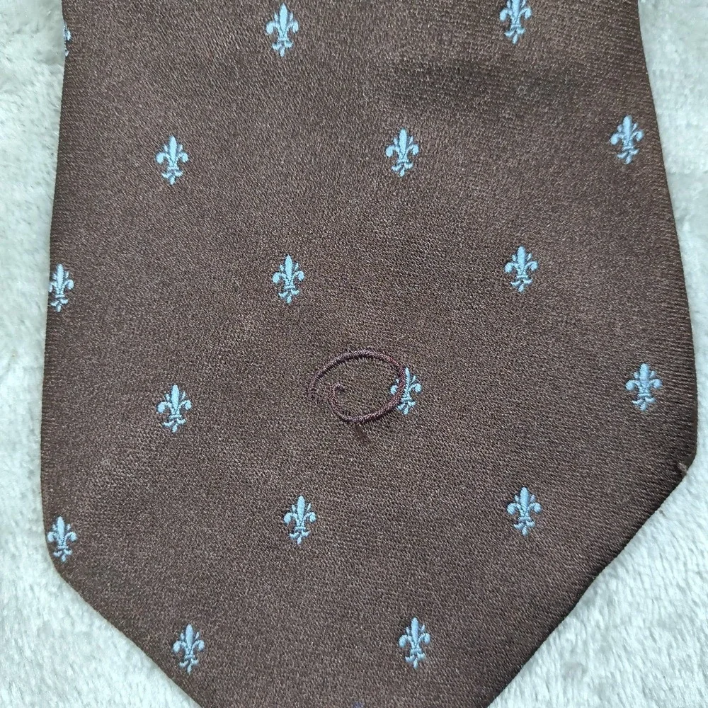 Oscar de la Renta tie gently